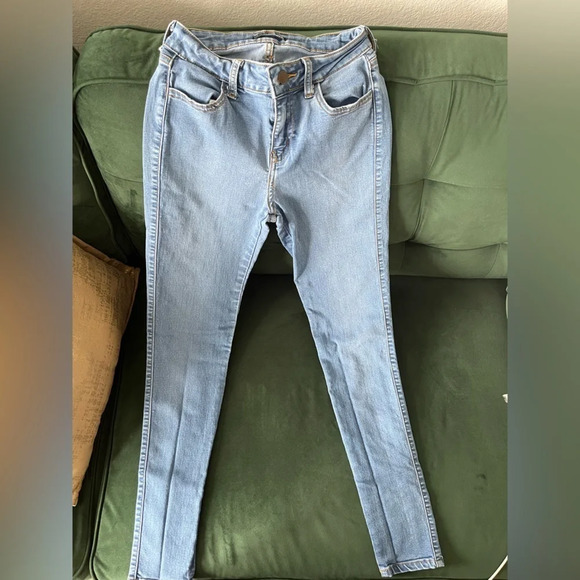 FashionNova Classic Mid-Rise Skinny Jeans - Picture 3 of 3